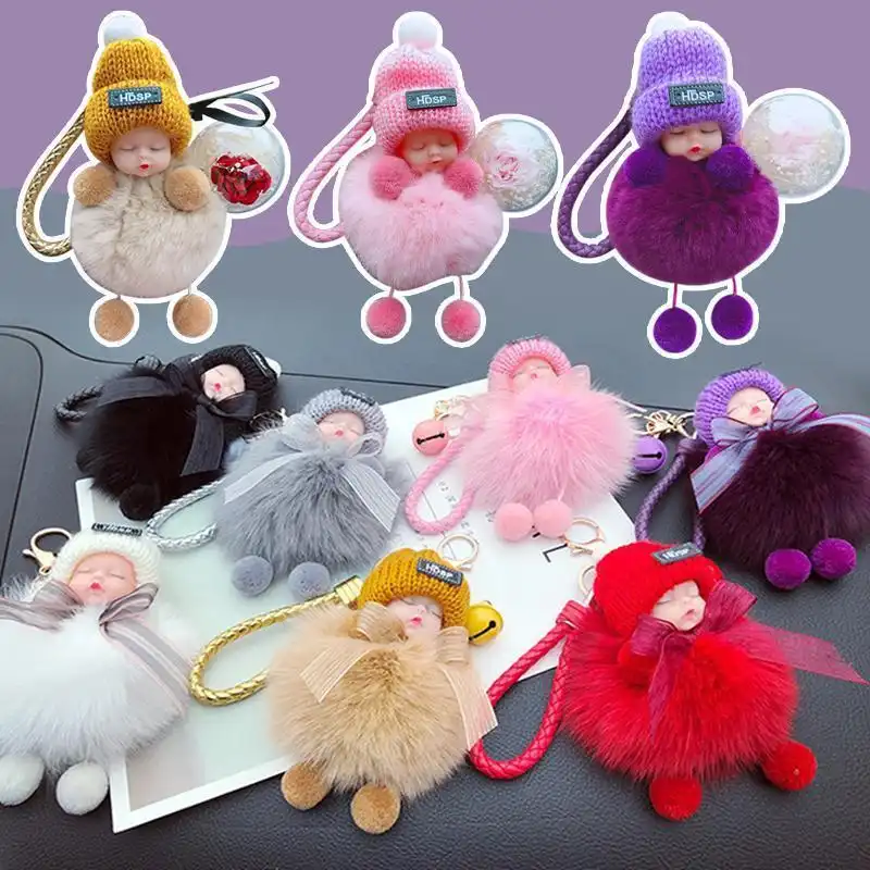 Jolie poupée en peluche de simulation